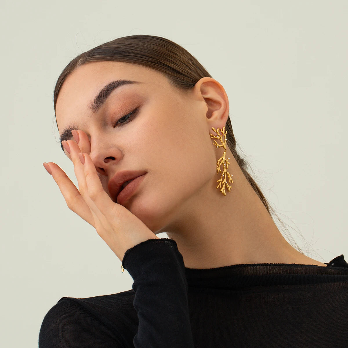 Brincos Pingentes de Pérolas em Forma de Coral Banhados a Ouro 18k