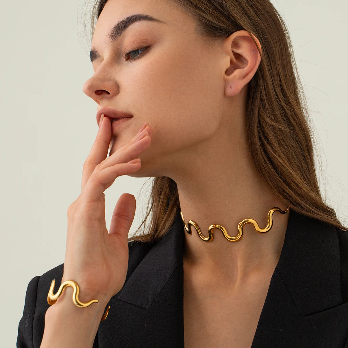 Conjunto de Bracelete Aberto e Colar com Cordão em Aço Inoxidável Banhado a Ouro 18k