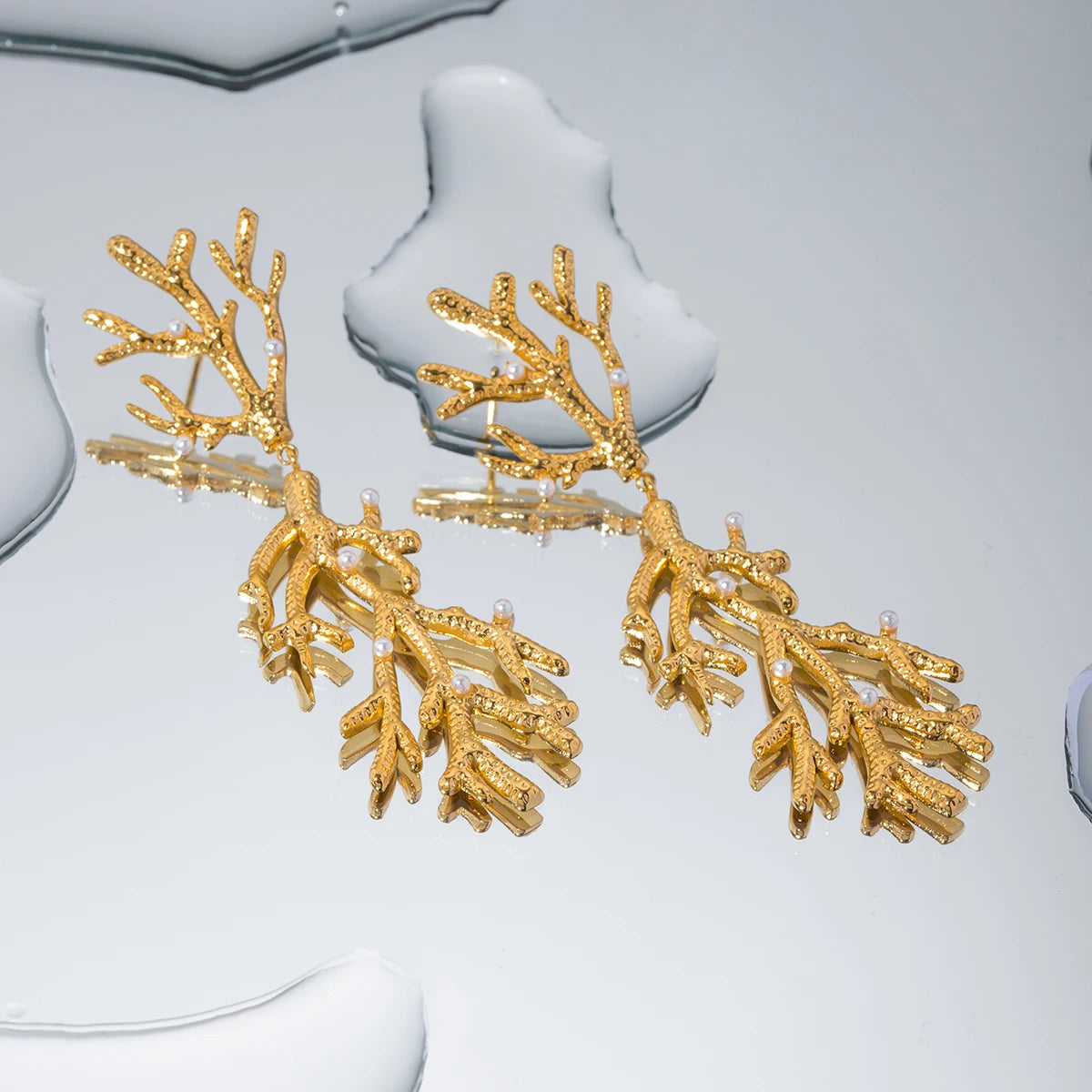 Brincos Pingentes de Pérolas em Forma de Coral Banhados a Ouro 18k