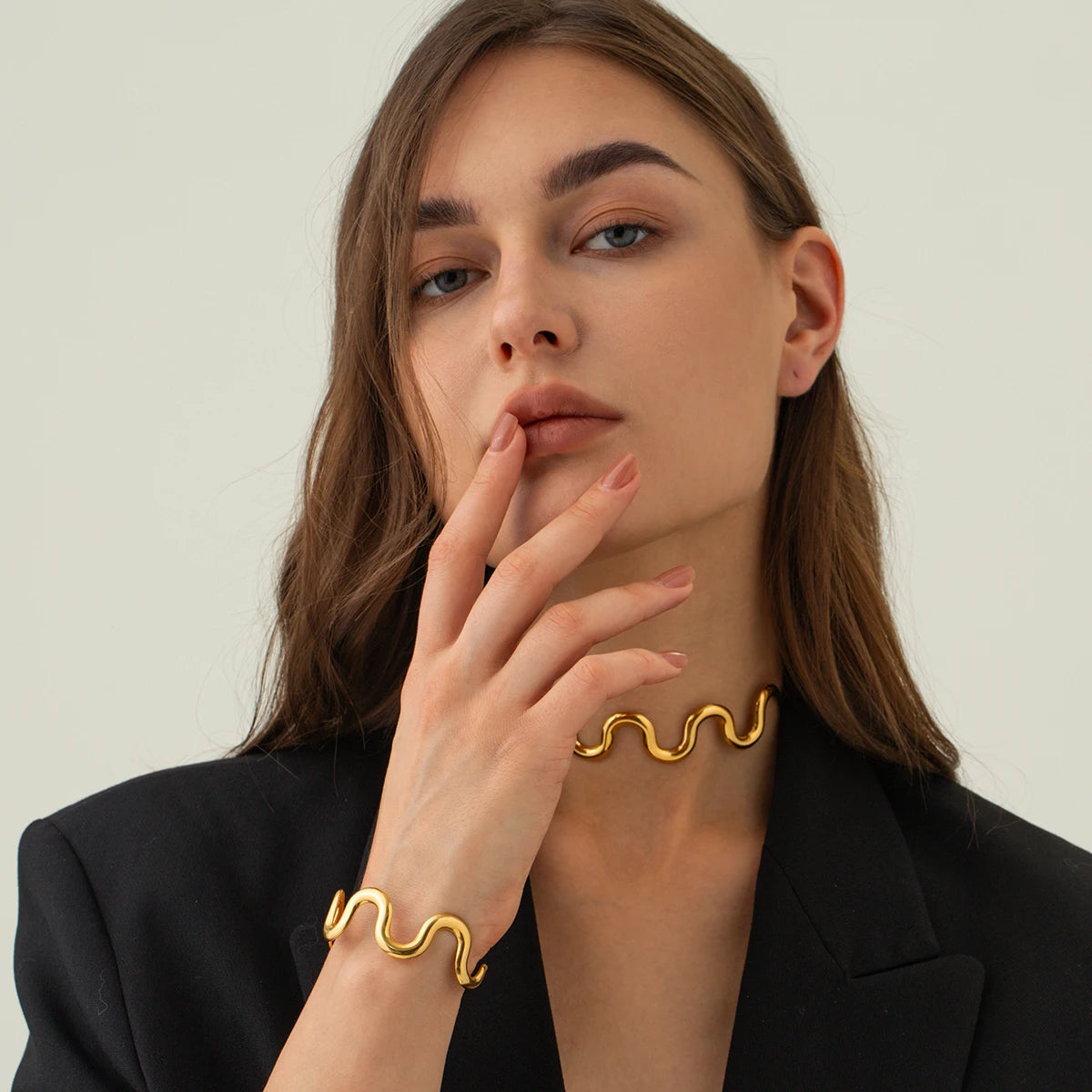 Conjunto de Bracelete Aberto e Colar com Cordão em Aço Inoxidável Banhado a Ouro 18k