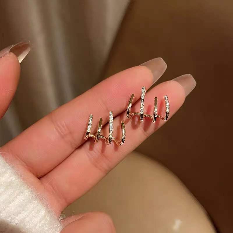 Brincos Ear Cuff cravejadas dourado